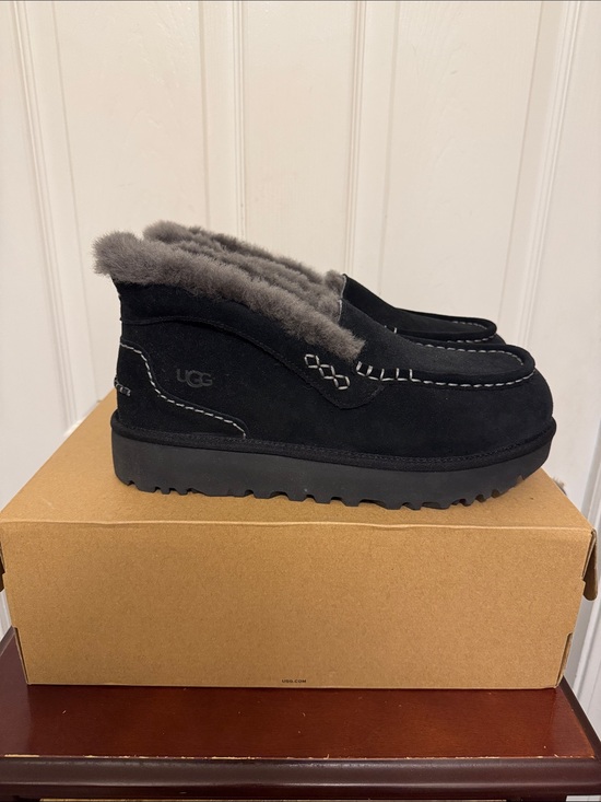 UGG Shoes - UGG ANSLEY PARC Never Worn Women’s Black Suede Shearling Cuff Moccasin Boots